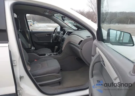 2015 Chevrolet Traverse Ls z USA, uszkodzony, nr VIN 1GNKRFKD2FJ276711